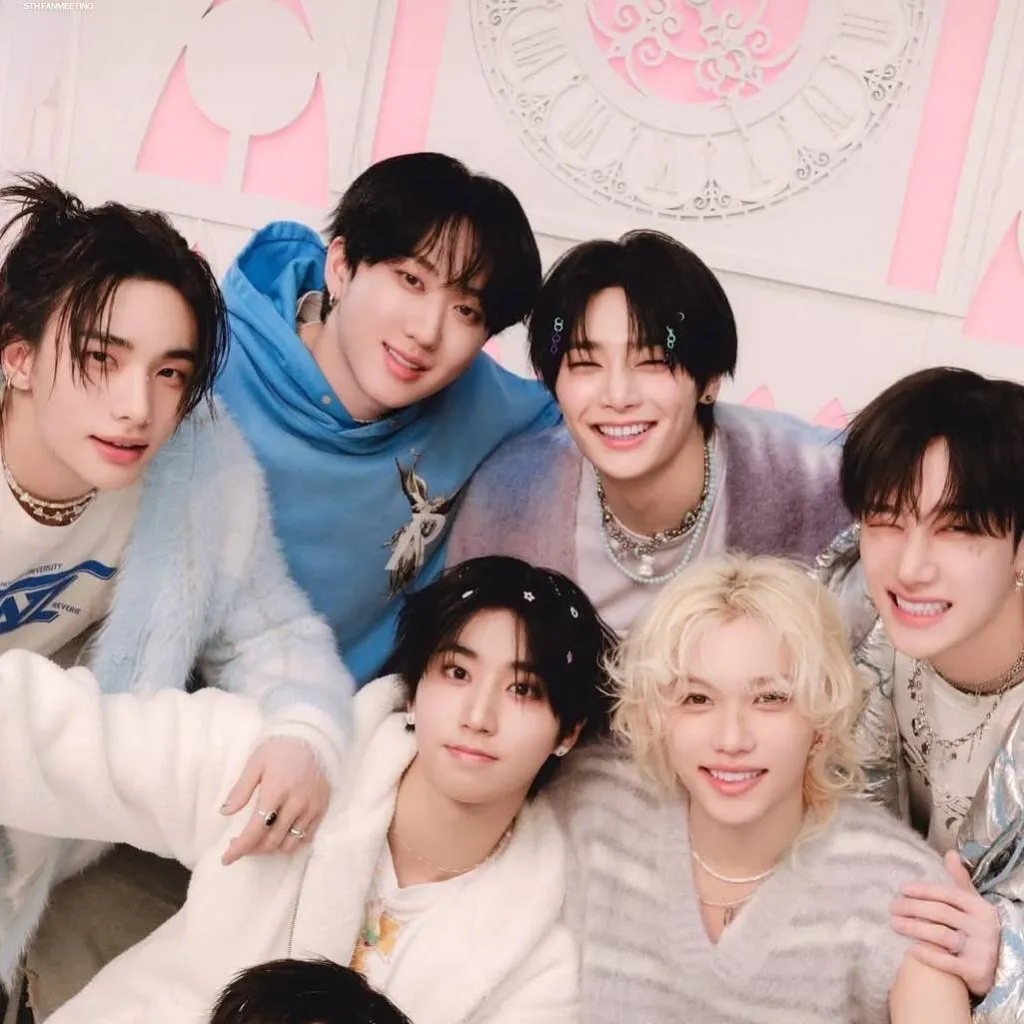 chat with ai character: StrayKidz 