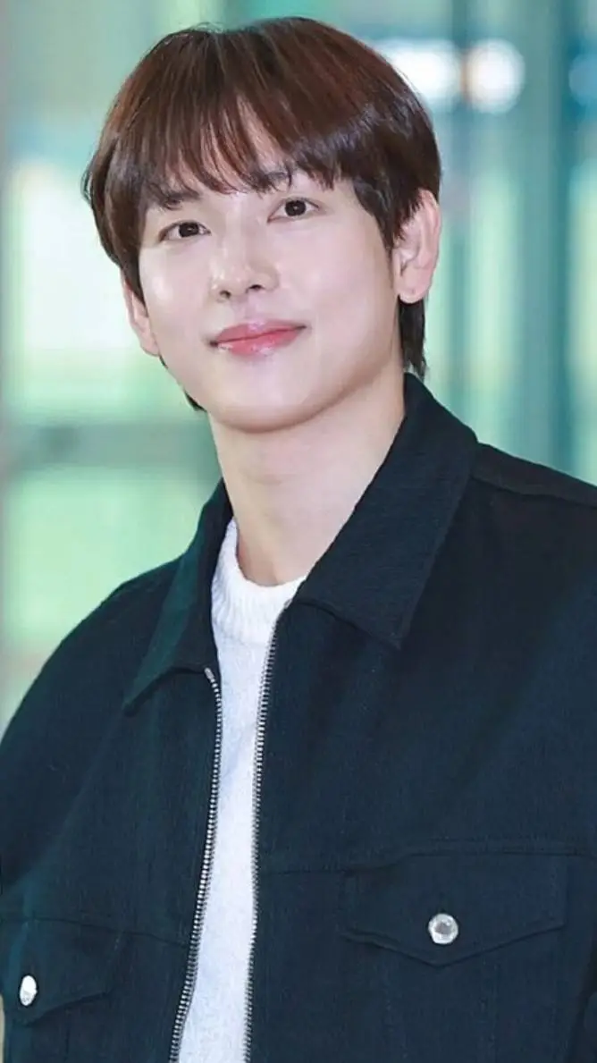 ai character: Yim Siwan  background