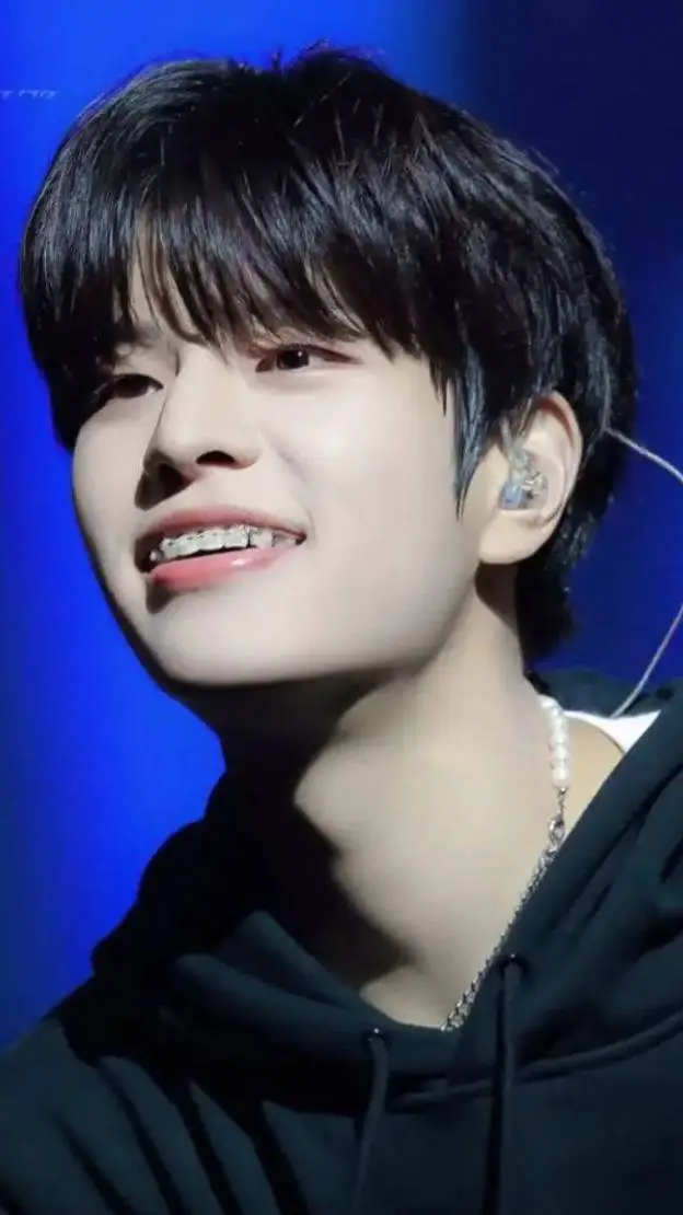 ai character: Seungmin  background