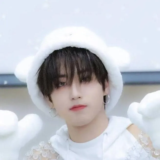 chat with ai character: SKZ road trip 