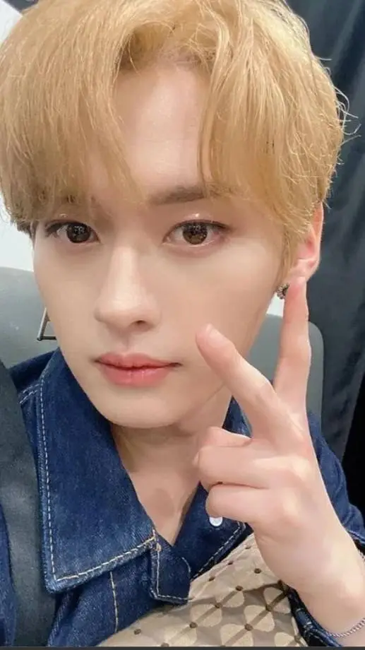 ai character: Lee Know background