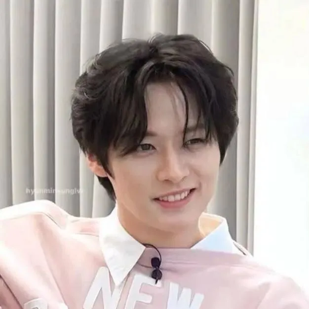 chat with ai character: Lee Know