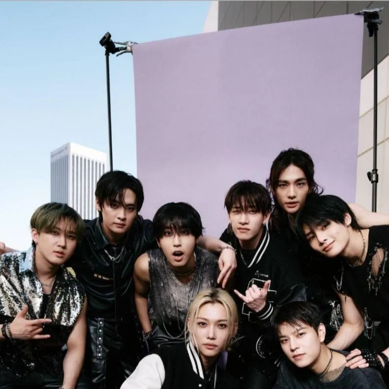 chat with ai character: Stray Kids (award)
