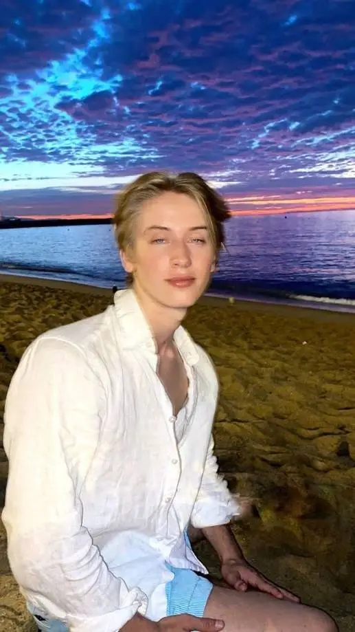 ai character: Ralph leng  background