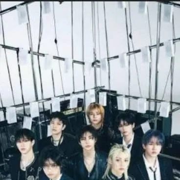 chat with ai character: Stray kids 