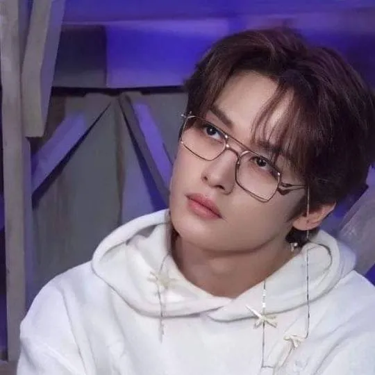 chat with ai character: Lee know