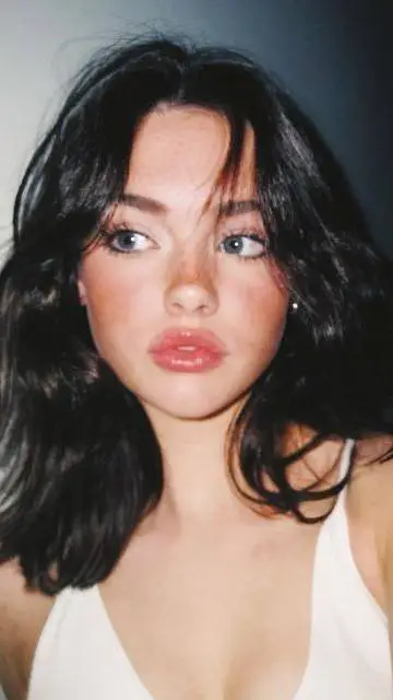 ai character: Cara background