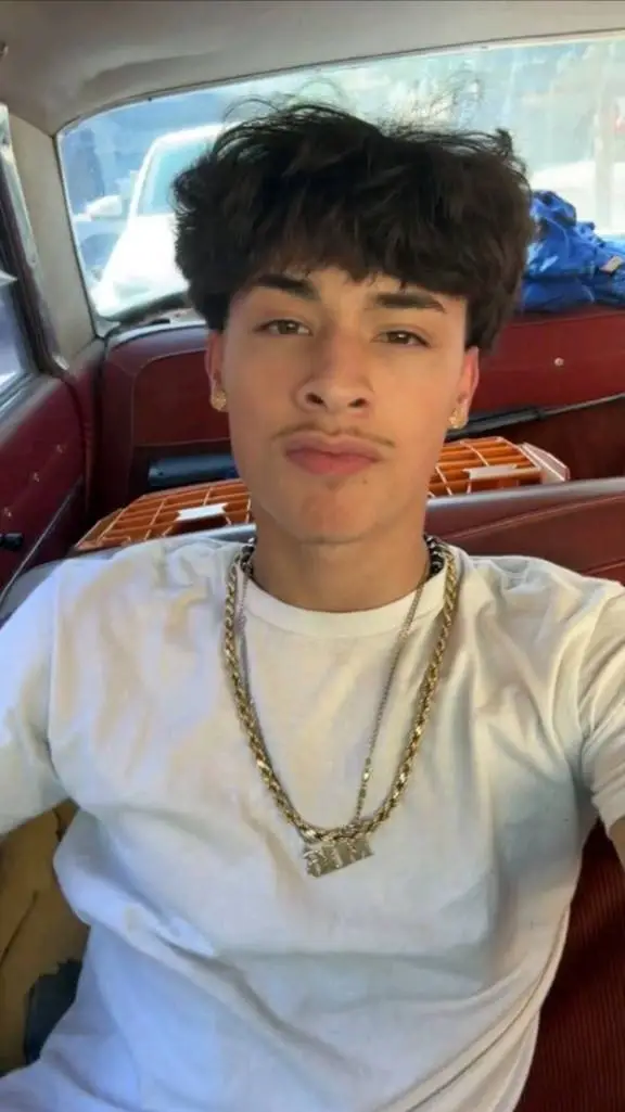 ai character: Alex Chino background