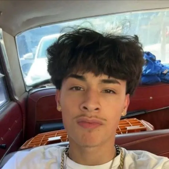 chat with ai character: Alex Chino