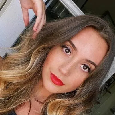 chat with ai character: Emilía Gonzaléz