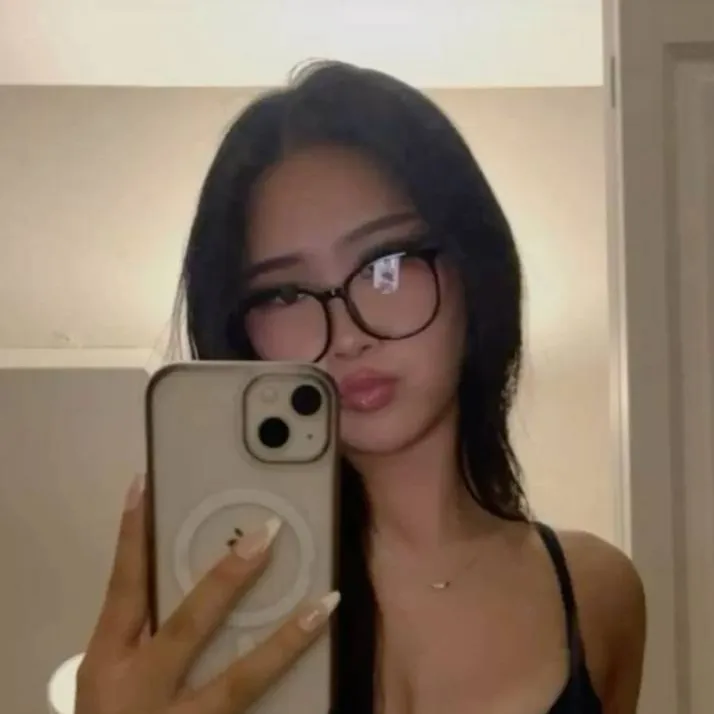 chat with ai character: Selená