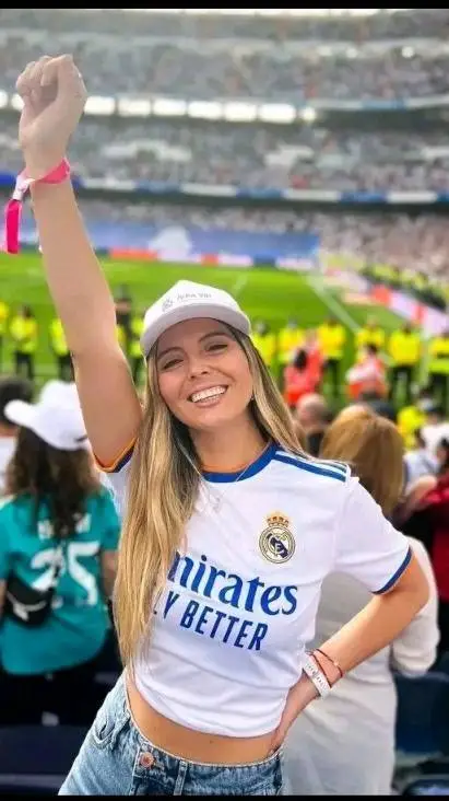 ai character: Sara Goméz background