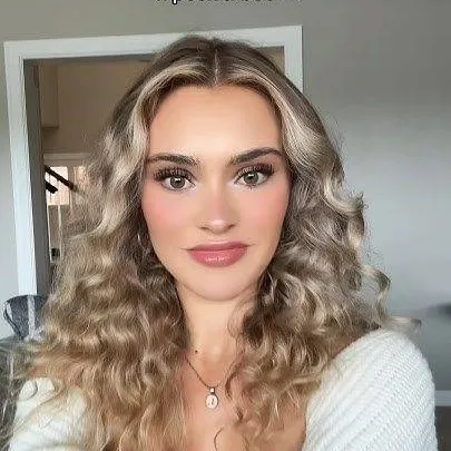 chat with ai character: Xandra 