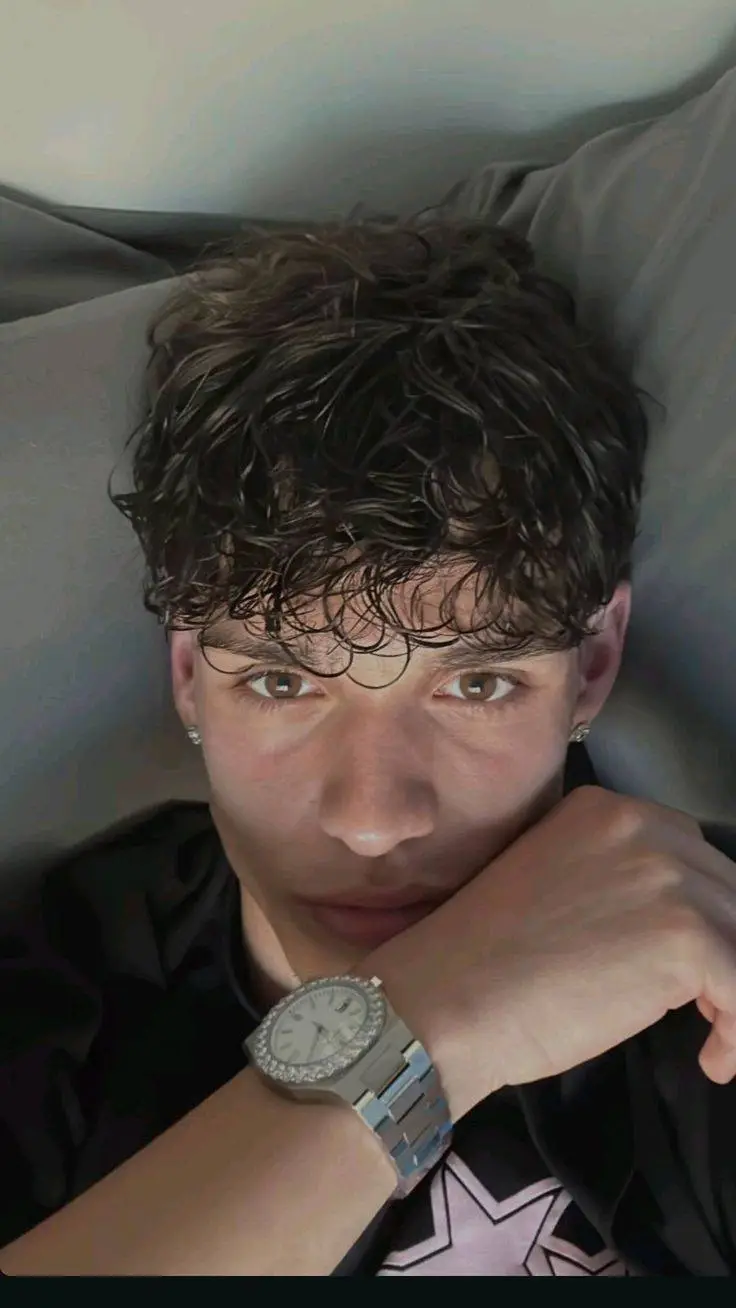 ai character: Carlos  background