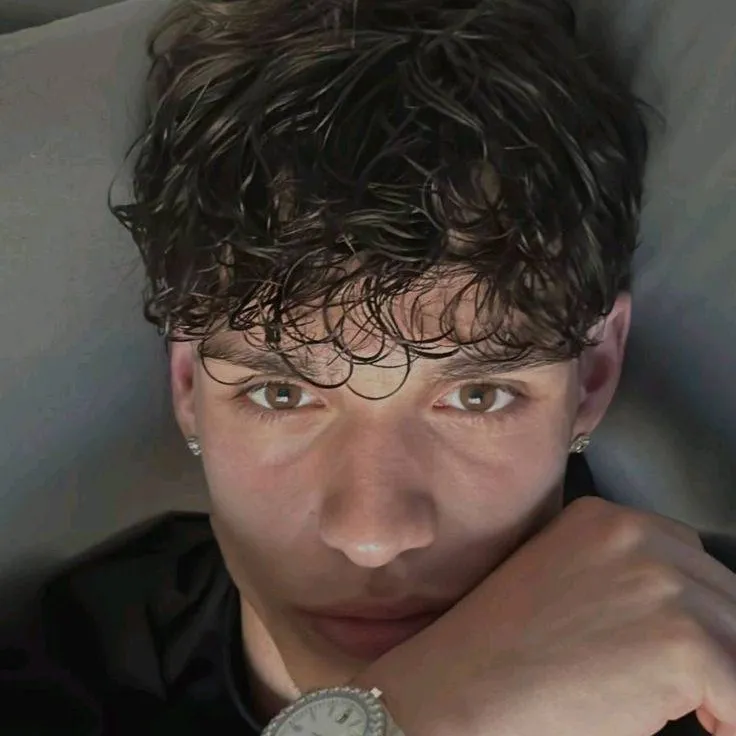 chat with ai character: Carlos 