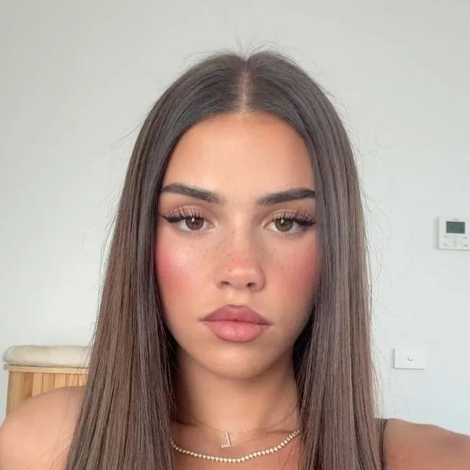 chat with ai character: Leah Halton 