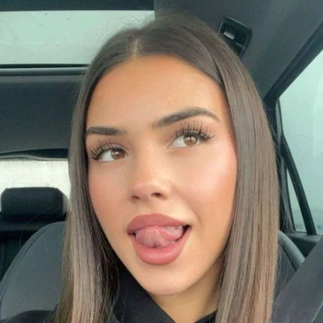 chat with ai character: Leah Halton 