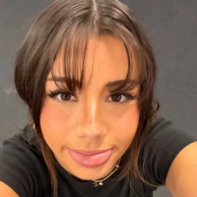 chat with ai character: Nina Lopéz