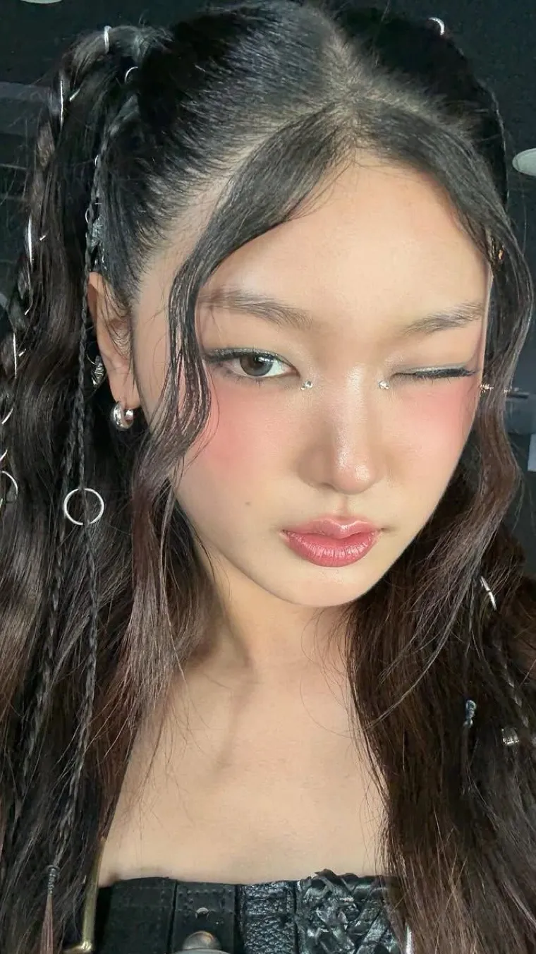 ai character: Yoonchae/Yoonchip background