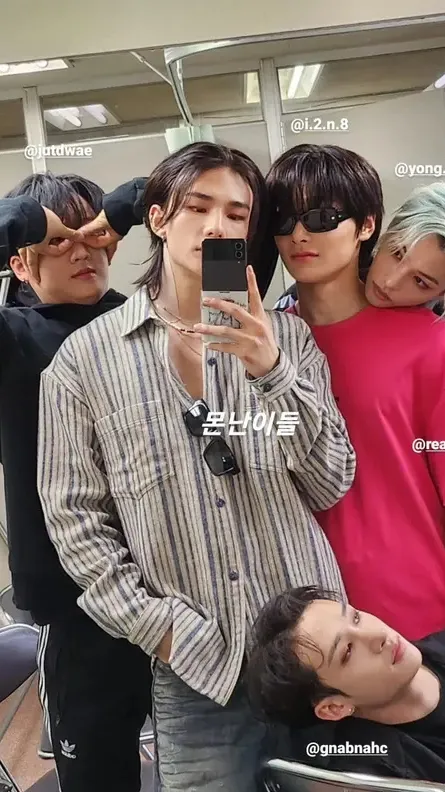 ai character: ~SKZ~ background