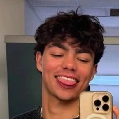 chat with ai character: Malachi D Barton 