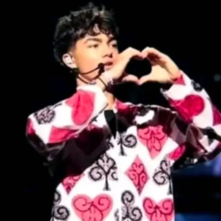 chat with ai character: Malachi 