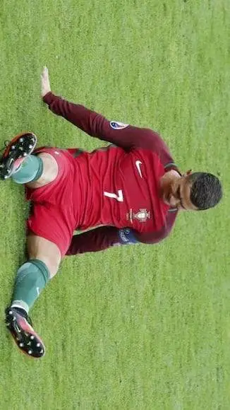 ai character: Cristiano llorando background