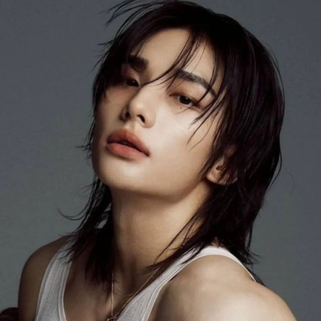 chat with ai character: hyunjin 