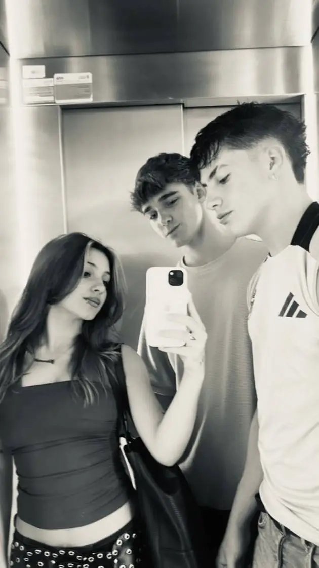 ai character: i tuoi fratelli background