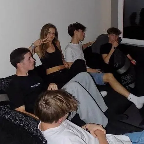 chat with ai character: i tuoi fratelli 