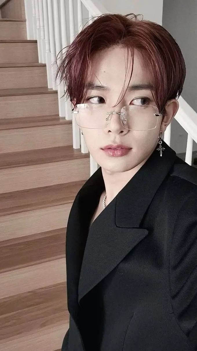 ai character: Heeseung  background
