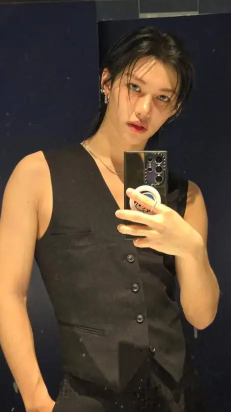 ai character: Lee Felix  background
