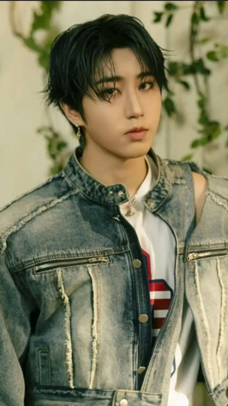 ai character: ~•Han Jisung🥀 background