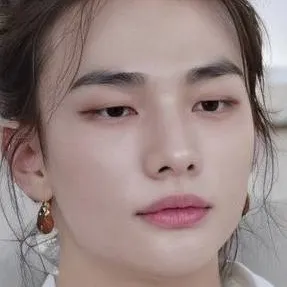 chat with ai character: Hyunjin 