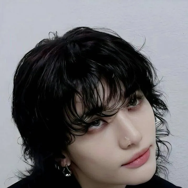 chat with ai character: Hyunjin 
