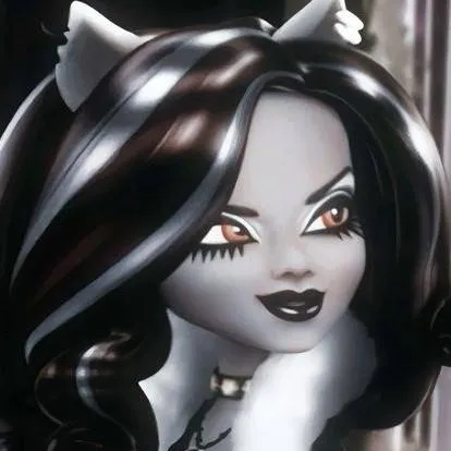 chat with ai character: Clawdeen 