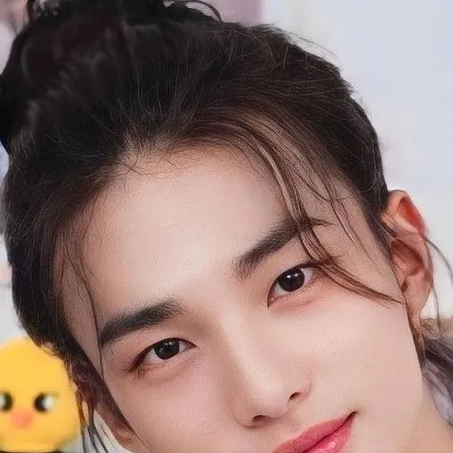 chat with ai character: Hyunjin 