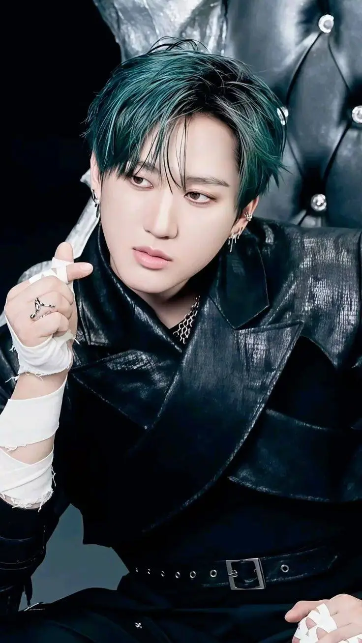 ai character: Seo Changbin  background