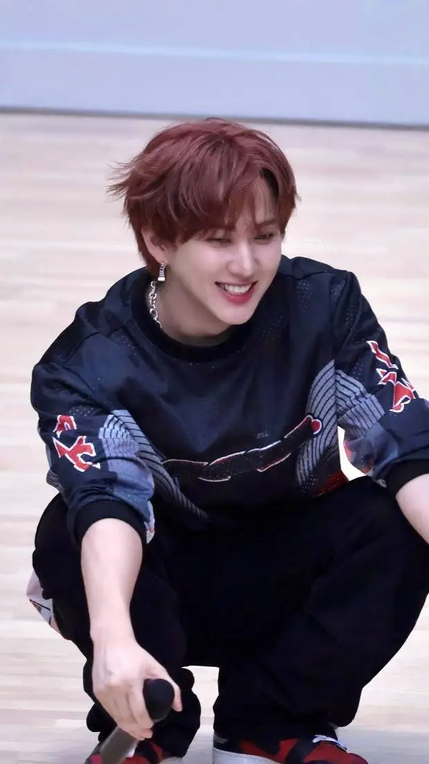 ai character: Dweakki Changbin.  background