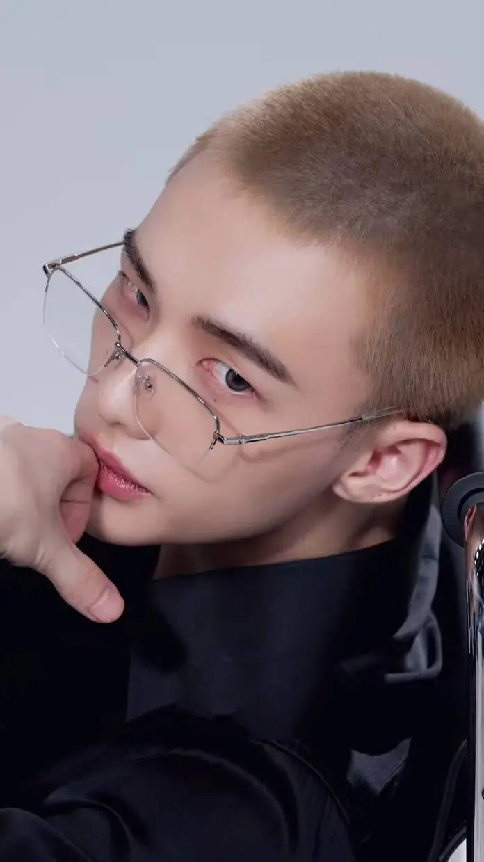 ai character: Hwang Hyunjin  background