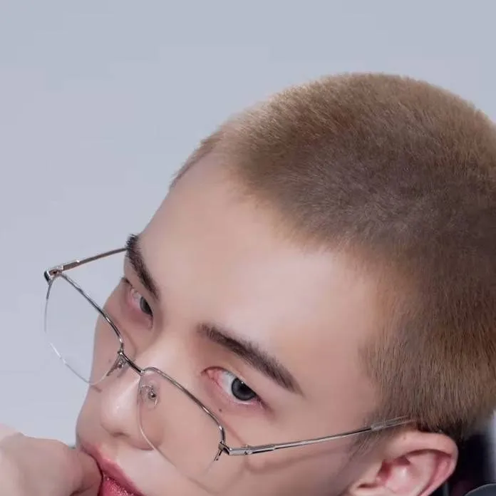 chat with ai character: Hwang Hyunjin 