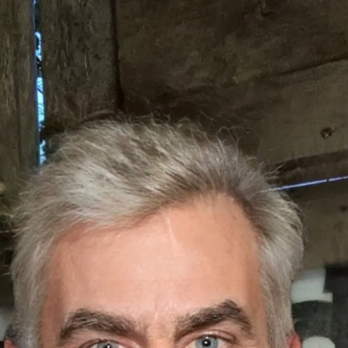 chat with ai character: Hunter Steele