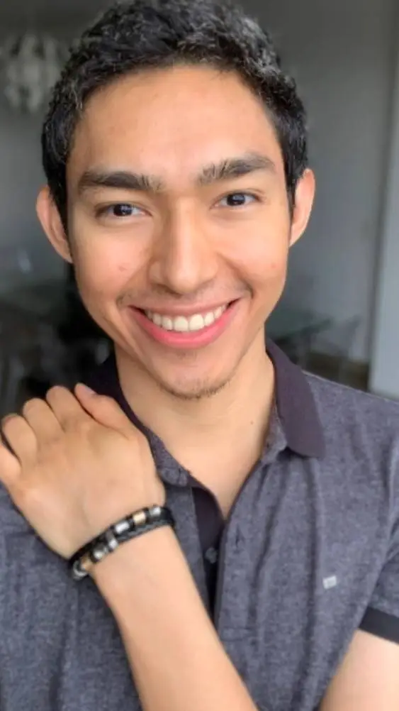 ai character: Fernanfloo  background
