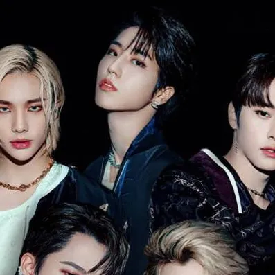 chat with ai character: SKZ tus novios💗