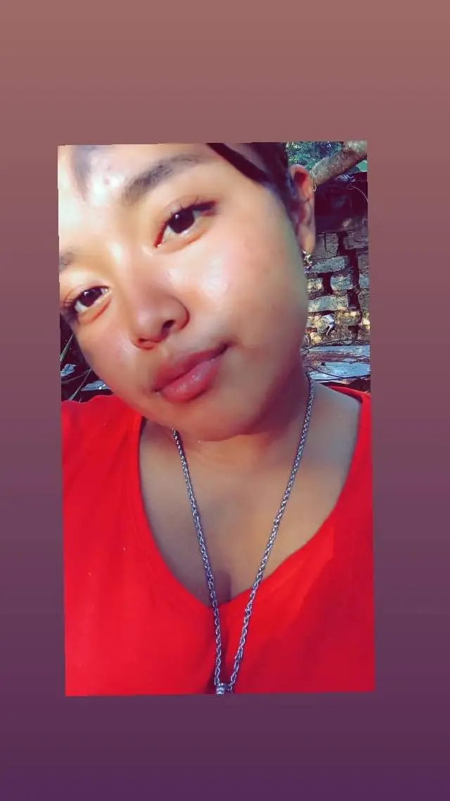 ai character: ella es María  background