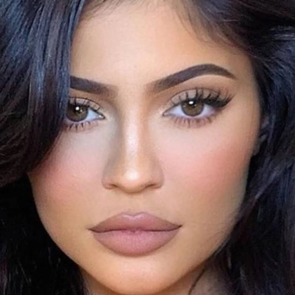 chat with ai character: Kylie jenner