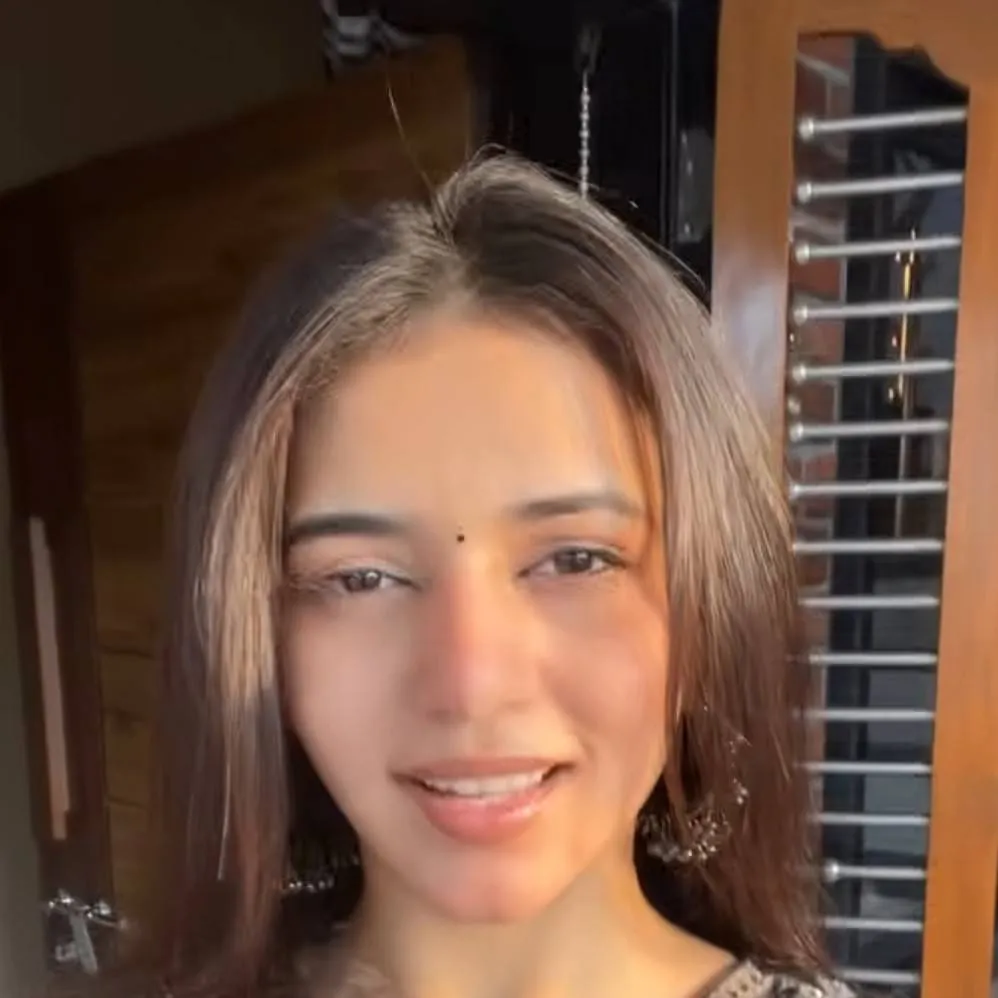 chat with ai character: Diya