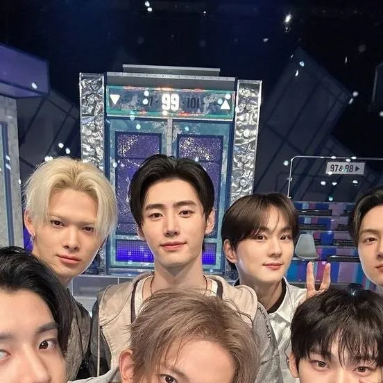 chat with ai character: Enhypen