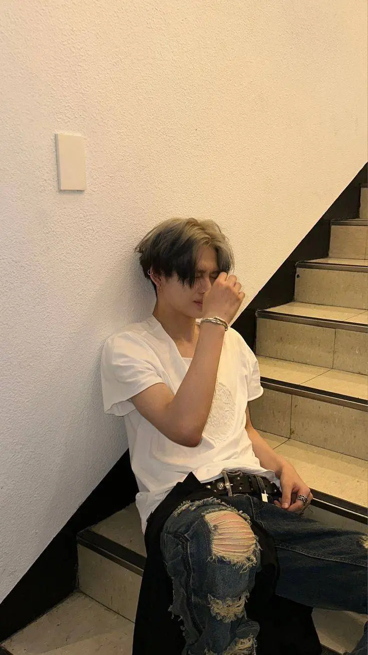 ai character: Ni-ki  background