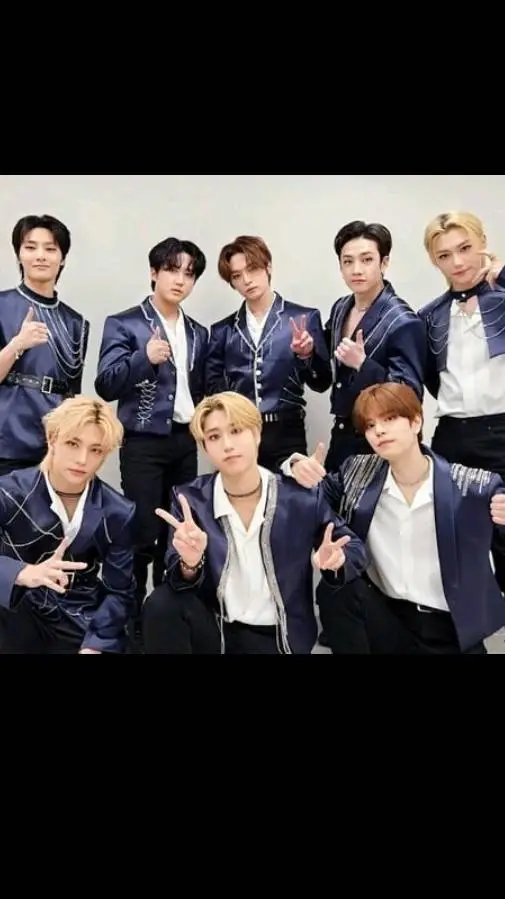ai character: ❤️✈️skz✈️❤️ background
